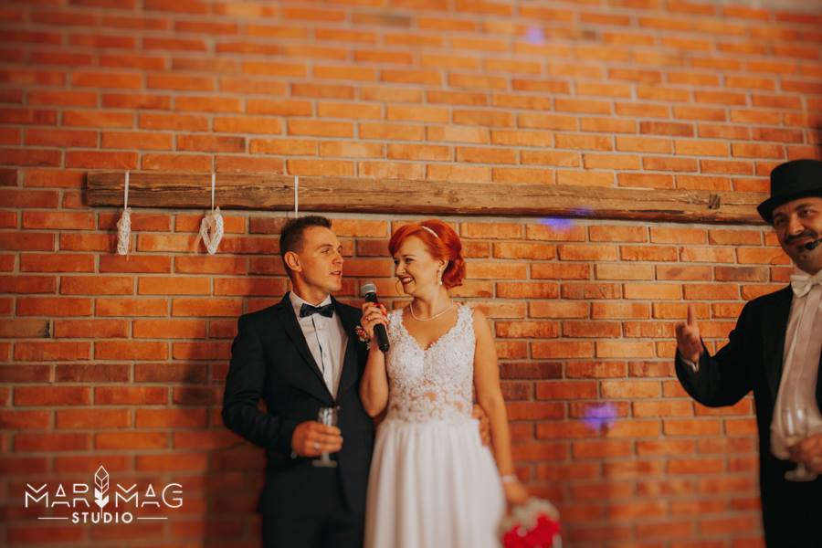 uśmiechnięta para młoda